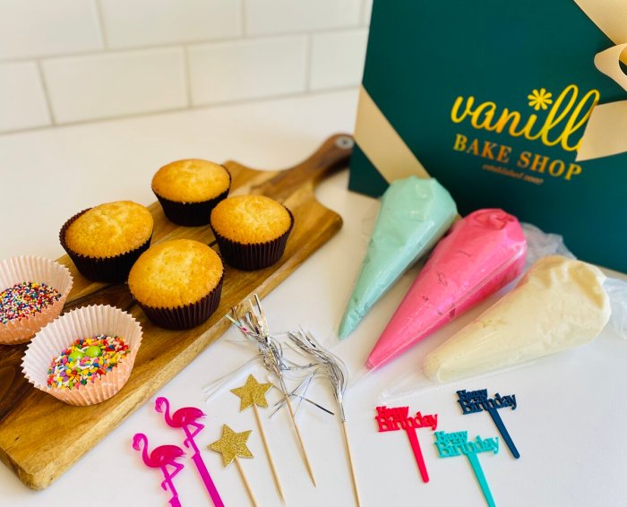 Cookie & cupcake decorating kit